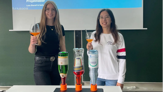 Die Aperolmischmaschine: mit einer Flasche Sekt, einer Flasche Aperol und einer Flasche Sprudel.
