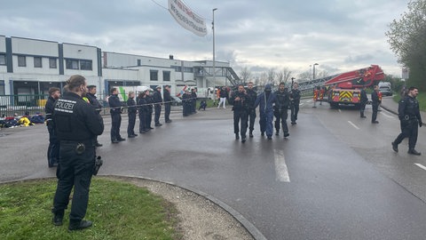 Tierschützer legen den Betrieb in einem Schlachthof in Crailsheim lahm: Spezialkräfte der Polizei aus Göppingen sind angerückt. 