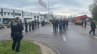 Tierschützer legen den Betrieb in einem Schlachthof in Crailsheim lahm: Spezialkräfte der Polizei aus Göppingen sind angerückt. 