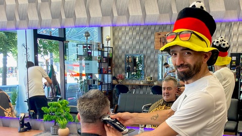syrischer Friseur jubelt für Deutschland