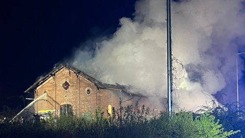 Feuer in einem Gebäude am Bahnhof in Lauda-Königshofen - per Nina WarnApp wurde eine Rauchwarnung ausgelöst. 