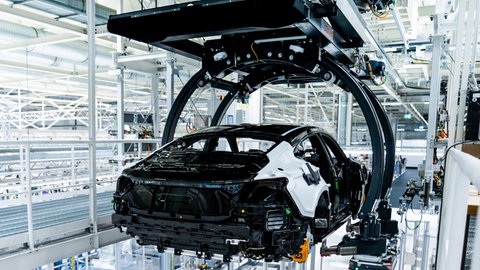 Audi e-tron GT bei der Herstellung. Ab 2033 will Audi nur noch auf Elektro setzen und keine Verbrenner mehr bauen. Doch die bringen noch nicht die erhoffte Rendite.