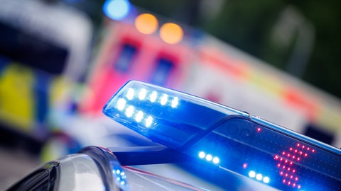 Polizeiauto steht vor einem Krankenwagen (Symbolbild). Nach den rätselhaften Todesfälle in Heilbronn und Kupferzell hat die Polizei neue Erkenntnisse. 