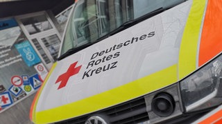 Rettungswagen DRK Deutsches Rotes Kreuz (Symbolbild). Bei einem Unfall nahe Öhringen wurde ein Zwölfjähriger von einem Auto erfasst und verletzt. 