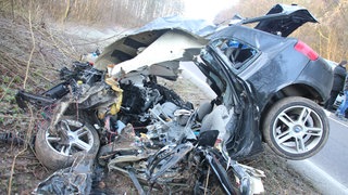Ein Unfallwrack nach einem Aufprall am Baum. Nach einem tödlichen Unfall beginnt die Arbeit für den Gutachter.