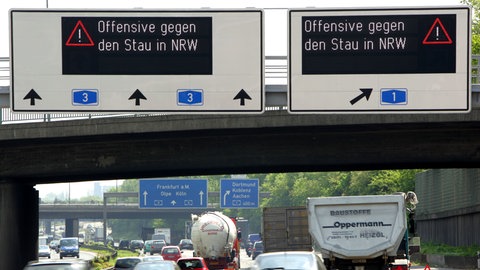 Ein Schild über der Autobahn A3 in NRW mit integrierter Anzeige. Am Weinsberger Kreuz bekommt die A6 eine Netzbeeinflussungsanlage, die den Verkehrsfluss verbessern soll.