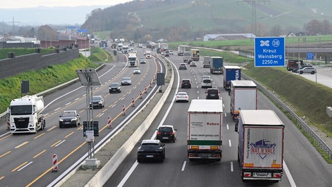 Autos und Lkws auf der dreispurigen A6 kurz vor dem Kreuz Weinsberg. Dort kommt es zu Bauarbeiten, weil hier eine Netzbeeinflussungsanlage gebaut wird.