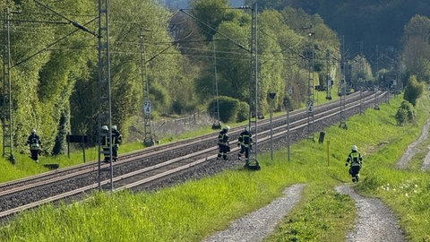 Einsatzkräfte suchen eine angeblich verletzte Person auf den Gleisen bei Möckmühl. Ein 17-Jähriger hatte mit zwei Promille betrunken den Weg nach Hause gesucht. 
