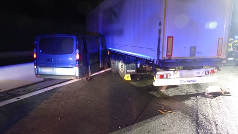 Bei einem Unfall auf der A3 bei Wertheim wurde ein Lkw-Fahrer tödlich verletzt, ein weiterer Mann schwer verletzt. Die Polizei sucht nach dem flüchtigen Fahrer eines weißen Kleintransporters. 