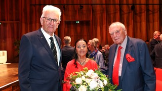 Ministerpräsident Winfried Kretschmann gratulierte Reinhold Würth zum 90. Geburtstag und überreichte Carmen Würth einen Blumenstrauß. Würth forderte in seiner Rede die Generation Z auf, mehr zu arbeiten.