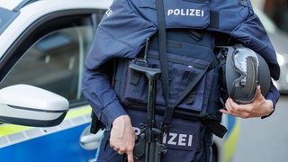 Eine Polizistin mit Schutzhelm und Schutzweste (Symbolbild). Es gibt immer mehr Gewalt gegen Polizeibeamte.