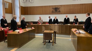 Fünf Menschen aus dem Umfeld des "Reichsbürgers" sollten in Mosbach vor Gericht erscheinen. Es geht um den Besitz von Waffen und Drogenanbau.
