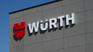 Der Gewinn von Würth ist 2024 eingebrochen. Das Logo des Handelskonzerns Würth ist am Reinhold Würth Innovationszentrum CURIO zu sehen.