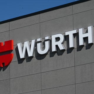 Der Gewinn von Würth ist 2024 eingebrochen. Das Logo des Handelskonzerns Würth ist am Reinhold Würth Innovationszentrum CURIO zu sehen.