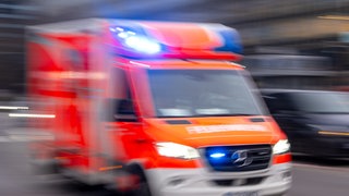 Ein Rettungswagen der Feuerwehr (Symbolbild). Bei einem Arbeitsunfall auf einer Baustelle in Bühlertann ist ein 27-Jähriger tödlich verletzt worden. 