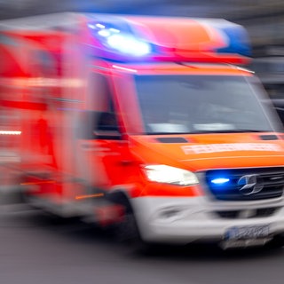 Ein Rettungswagen der Feuerwehr (Symbolbild). Bei einem Arbeitsunfall auf einer Baustelle in Bühlertann ist ein 27-Jähriger tödlich verletzt worden. 
