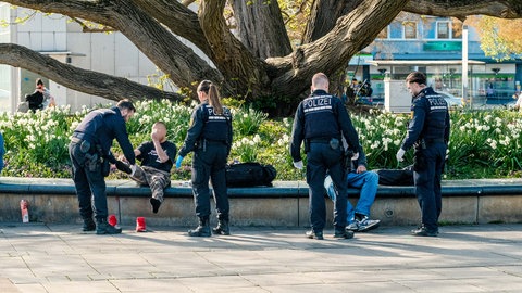 Kontrolle der Polizei in Heilbronn an der Harmonie (Archivbild). In der City, wenige Meter entfernt, geht den Beamten am Sicherheitstag 2025 ein Dealer ins Netz. 