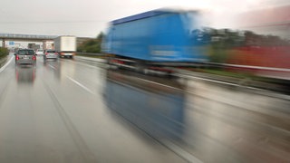 Auto auf einer regennasser Autobahn (Symbolbild). Auf der A81 kam es infolge Aquaplaning zu mehreren Unfällen. Ansonsten verlief das befürchtete Unwetter glimpflich.