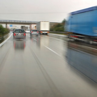 Auto auf einer regennasser Autobahn (Symbolbild). Auf der A81 kam es infolge Aquaplaning zu mehreren Unfällen. Ansonsten verlief das befürchtete Unwetter glimpflich.