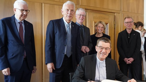 Kirche trifft nicht nur KI: Bei seinem Besuch in Heilbronn hat sich Bischof Klaus Krämer auch ins Goldene Buch der Stadt eingetragen. 