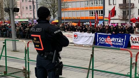 Schon im März  2024 tagte die AfD in Heilbronn - auch hier sicherte die Polizei die Veransatltung und eine Gegendemonstration (Archivbild)