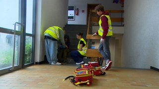 Schulsanitäterinnen und Sanitäter an der Gesamtschule Neuenstein (Hohenlohekreis) üben den Ernstfall. Erste Hilfe steht im Mittelpunkt.