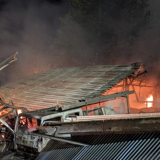 Nach einem Brand in der Innenstadt von Öhringen ist eine Scheune komplett eingestürzt. In der Nacht war das Feuer ausgebrochen. 