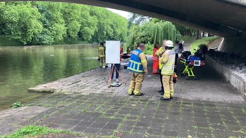 Einsatzkräfte unter der Rosenbergbrücke in Heilbronn: Am Montagnachmittag hat die Feuerwehr einen Mann tot aus dem Neckar geborgen.