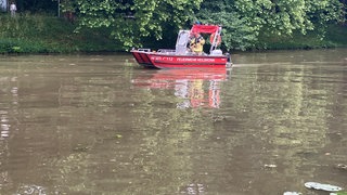 Feuerwehrboot auf dem Neckar in Heilbronn: Am Montagnachmittag hat die Feuerwehr einen Mann tot aus dem Fluss geborgen.