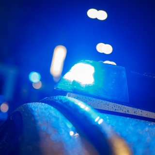 Blaulicht eines Polizeiautos (Symbolbild). Nach einem Überfall auf eine Tankstelle in Neckarsulm ist der Täter flüchtig. Er trug einen Motorradhelm.
