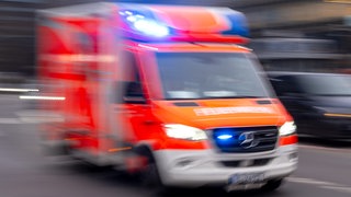 Ein Rettungswagen ist mit Blaulicht unterwegs. In Heilbronn wurde der Fahrer eines Rettungswagen selbst in einen Unfall verwickelt, als er über eine Kreuzung fuhr.