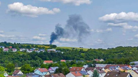 Ein Brand einer Scheune in Möckmühl hat auch auf drei Wohnhäuser übergegriffen. Das Feuer war von weit her sichtbar.