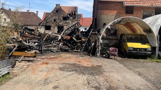 Bei einem Feuer in Möckmühl sind starke Schäden an einer Scheune und umliegenden Häusern entstanden. 