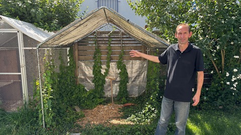 Vogelbesitzer Uwe Haegler steht vor der leeren Voliere. Aus dieser ist die Schneeeule aus Neckarwestheim verschwunden. 
