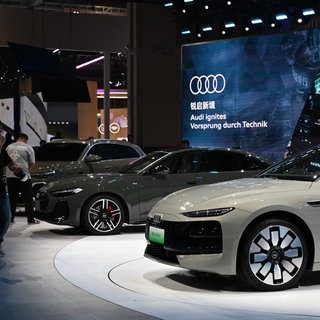 Mehrere Audi-Modelle stehen auf einem Messestand (Archivbild). Bei Audi in Neckarsulm werden wieder Extraschichten gefahren: Die Nachfrage nach den neuen Modellen ist hoch.