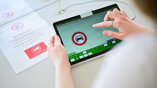 Ein Tablet mit einer Prüfungsfrage bei der theoretischen Führerschein-Prüfung (Symbolbild). Führerschein-Betrug: Der Polizei in Heilbronn ist jetzt ein Schlag gegen ein illegales Netzwerk gelungen.