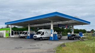 Die Tankstelle in Untergruppenbach: Die Polizei geht davon aus, dass die Tankstelle Teil der Überfallserie des Helm-Räubers war.