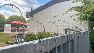 Beim Freibad in Satteldorf wurde der Zaun mit Stacheldraht versehen, nachdem Menschen versuchten über den Zaun zu klettern. Auch ein Sicherheitsdienst ist im Einsatz.