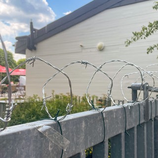 Beim Freibad in Satteldorf wurde der Zaun mit Stacheldraht versehen, nachdem Menschen versuchten über den Zaun zu klettern. Auch ein Sicherheitsdienst ist im Einsatz.
