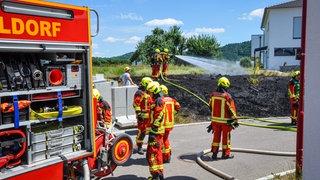 Die Feuerwehr Gaildorf löscht bei Hitze einen Flächenbrand