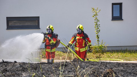 Die Feuerwehr Gaildorf löscht einen Flächenbrand in Großaltdorf. Bei Hitze sind die Einsätze noch anstrengender. 