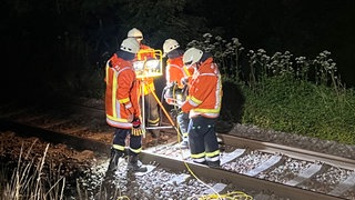 Einsatzkräfte auf den Gleisen bei Michelbach an der Bilz. Bei einem tragischen Bahnunfall ist ein Mann von einem Zug erfasst und getötet worden.
