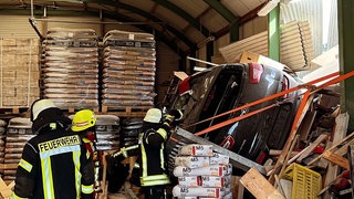 Bei einem Unfall in Lauda-Königshofen wurde eine Frau schwer verletzt. Die Fahrerin krachte durch eine Fensterscheibe einer Lagerhalle