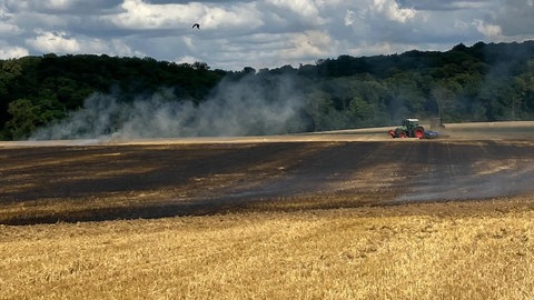 Bei Heilbronn gab es einen Brand auf einem Acker. Landwirte halfen der Feuerwehr beim Löschen. 