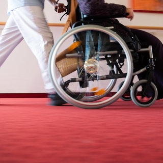 Wegen ausbleibender Zahlungen des Sozialamts geraten Pflegeeinrichtungen unter Druck. Die Pflegeheime bleiben auf den Kosten sitzen. 