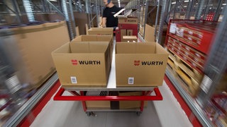  Ein Mitarbeiter von Würth in der Logistik (Symbolbild). Das Arbeitsgericht Heilbronn hat nun auch die dritte Kündigung eines Mitarbeiters für unwirksam erklärt.