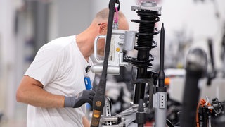 Ein Arbeiter in der Autoindustrie (Symbolbild).