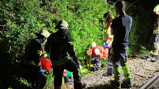 Ein Zugführer hat einen lebensgefährlich verletzten Mann neben den Bahngleisen in Leingarten entdeckt. Auch Einsatzkräfte der Feuerwehr waren vor Ort.