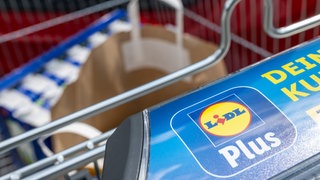 Ein Einkaufswagen mit dem Logo des Discounters Lidl (Symbolbild). 500 Produkte will Lidl reduziert haben. Von der Verbraucherzentrale kommt Kritik an der Rabattaktion. 
