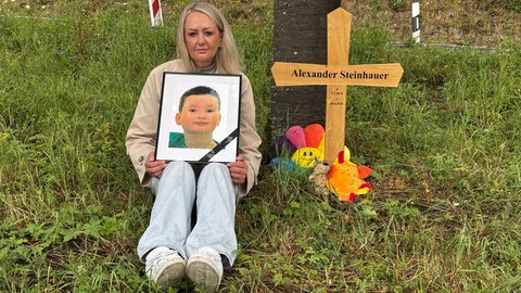 Eugenia Schotter am Holzkreuz: Ihr Sohn Alexander ist bei einem tödlichen Verkehrsunfall verstorben.